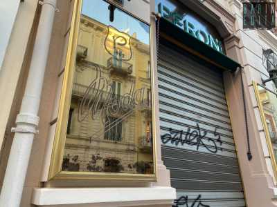 Ci spostiamo ora in via Sparano, dove dal 1902 si stagliano le due insegne laterali del negozio di abbigliamento Peroni. Questa volta per� si tratta di un prodotto realizzato in vetro, nella sua variante �a specchio�, che consente ai passanti di riflettersi